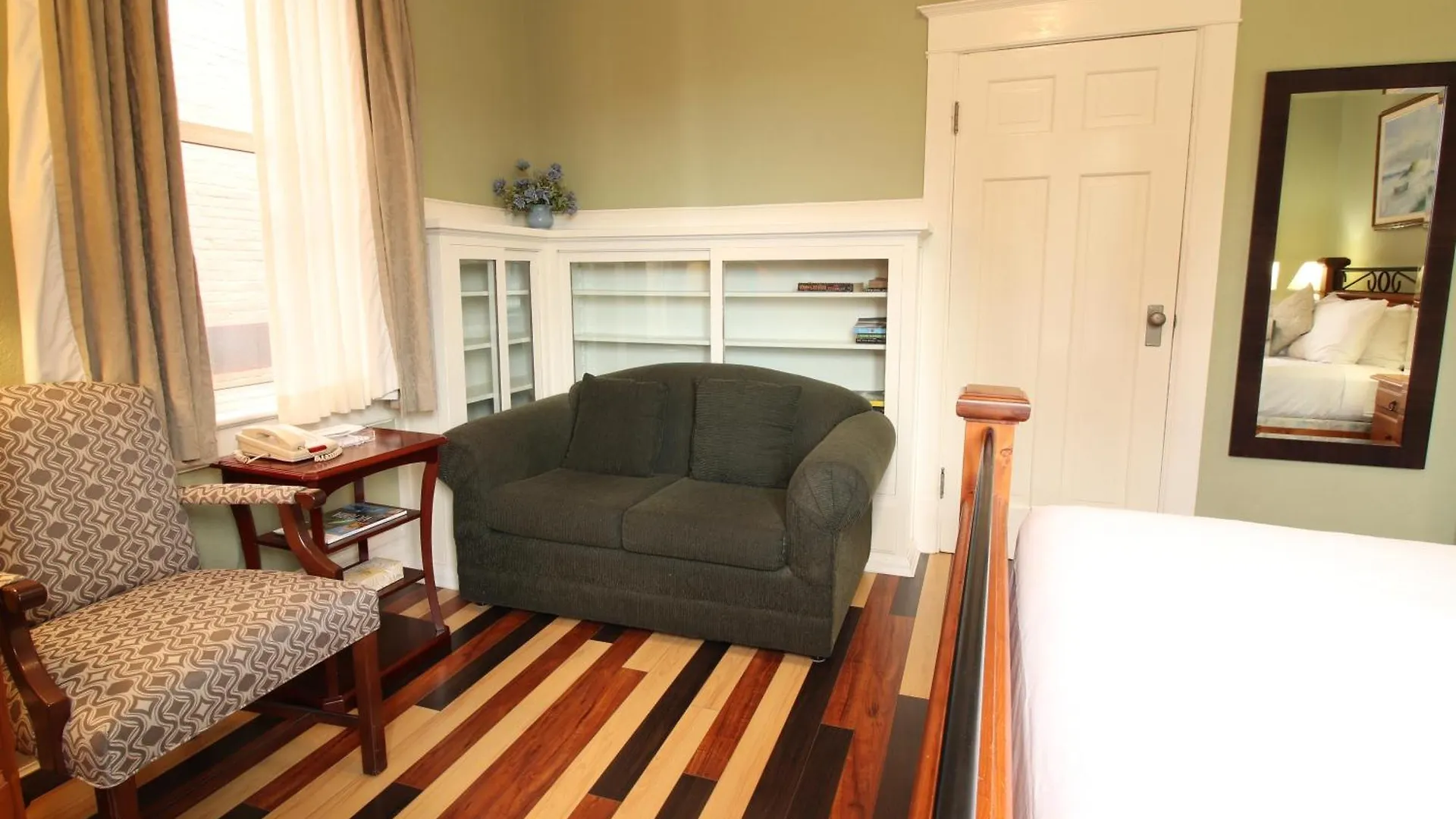James Bay Inn Hotel, Suites & Cottage Victoria Hotel