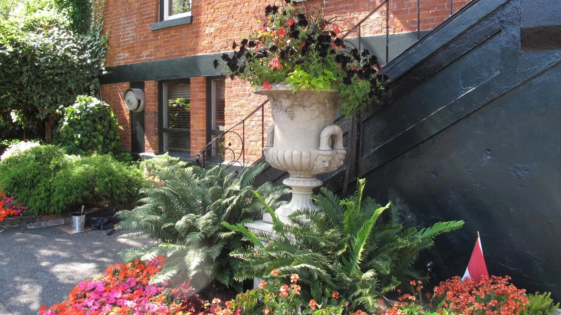 James Bay Inn Hotel, Suites & Cottage Victoria