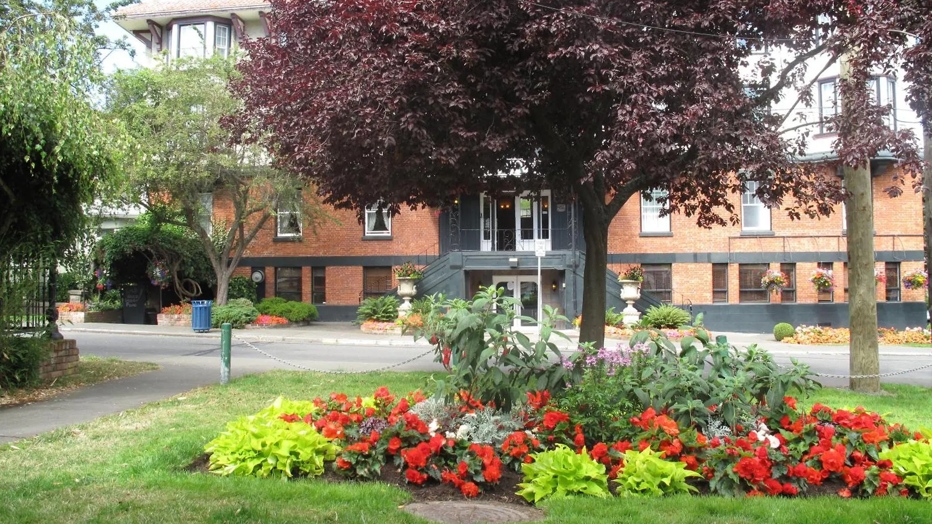 Hotel James Bay Inn Hotel, Suites & Cottage Victoria