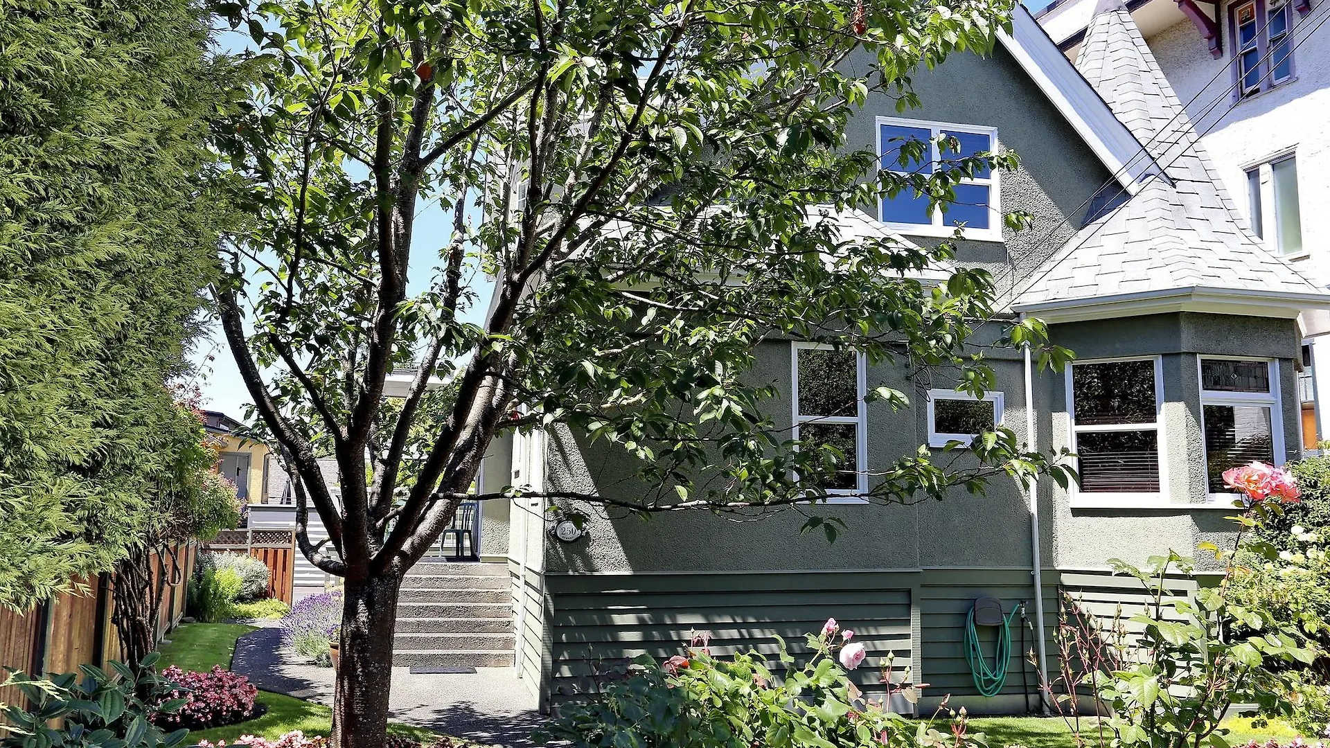 James Bay Inn Hotel, Suites & Cottage Victoria Hotel
